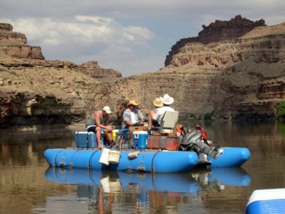 El Tigre 30 in diameter tubes carry a load with a motor- Cataract Canyon - Utah