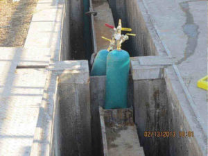 sluice gate plug uses water weight and air pressure to seal side of concrete gate